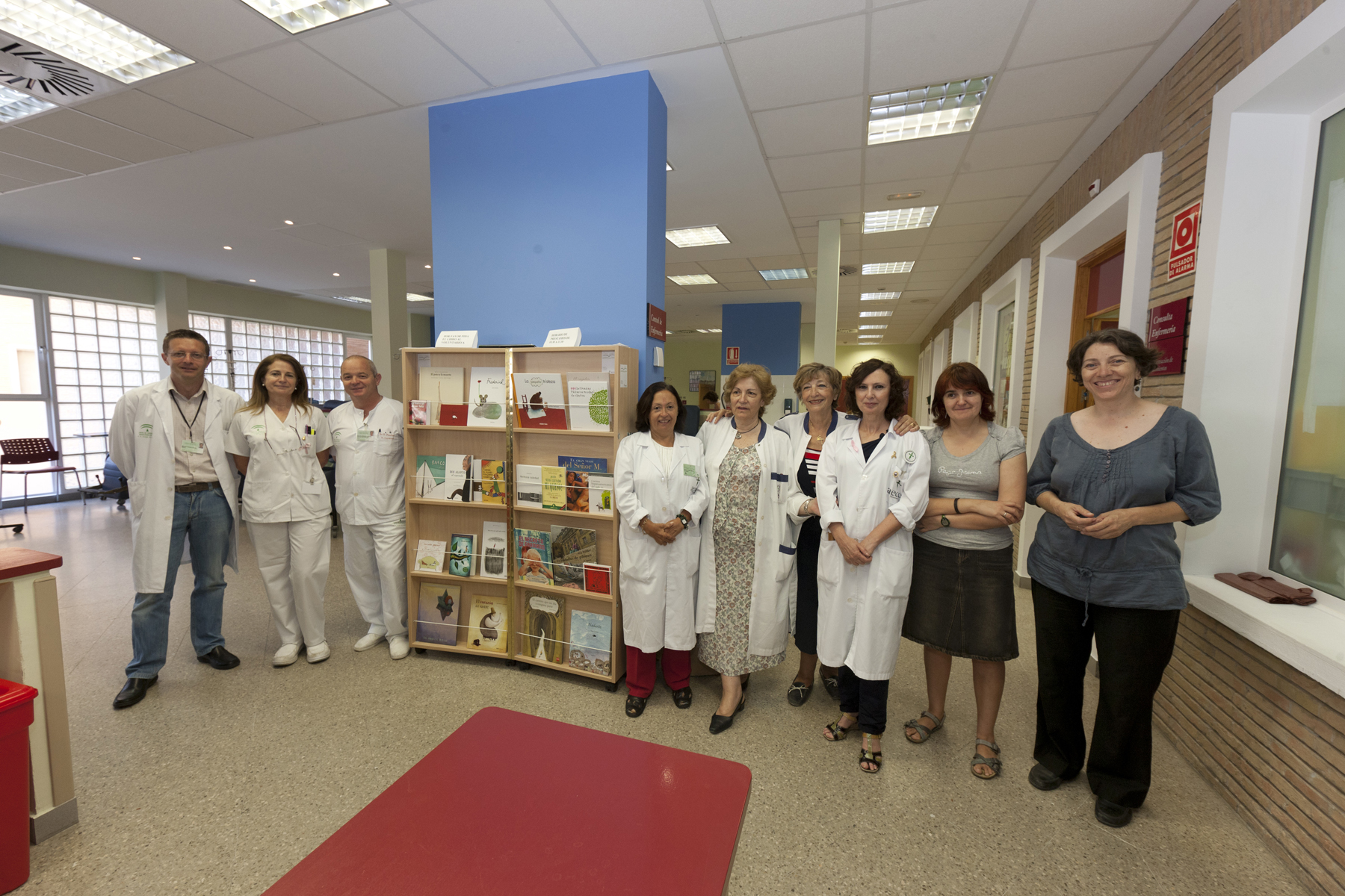 Profesionales sanitarios y miembros de la AECC, en el Hospital de Día de Oncología