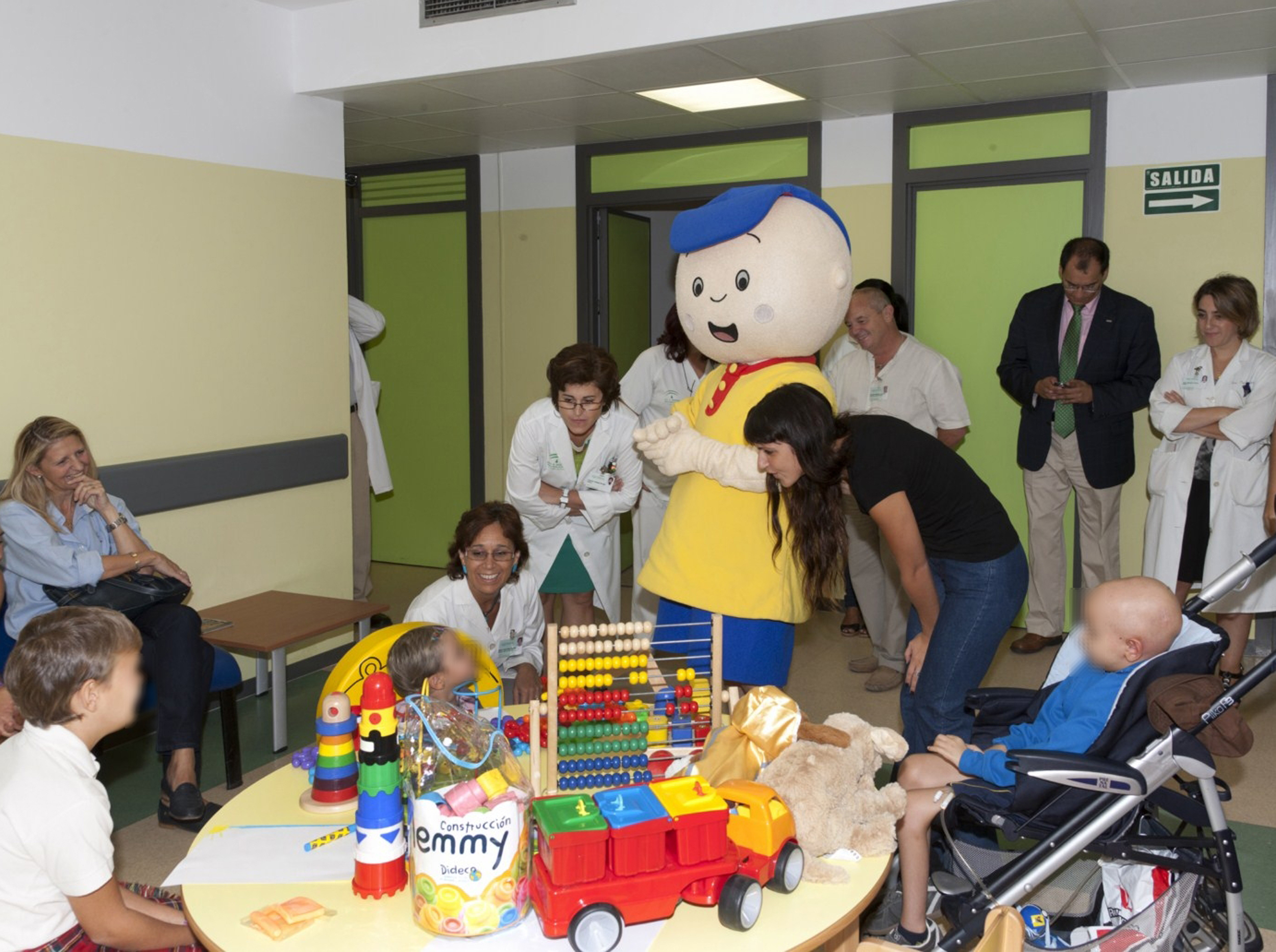 Caillou, durante su visita al Hospital Virgen del Rocío