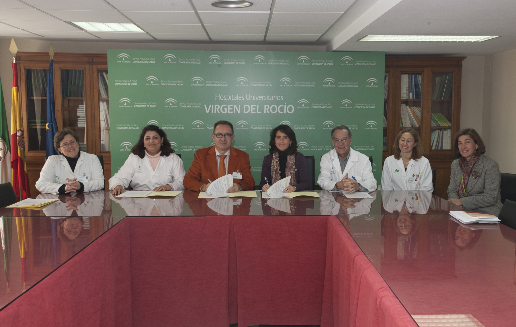 Momento de la firma de los acuerdos de colaboración entre el Hospital Virgen del Rocío y la Asociación Corazón y Vida