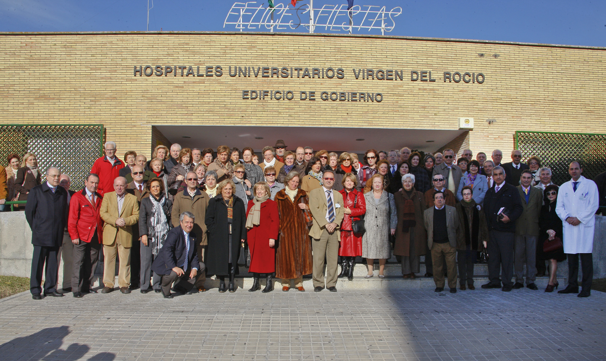 Profesionales jubilados durante 2011 en Virgen del Rocío, junto al equipo directivo del centro