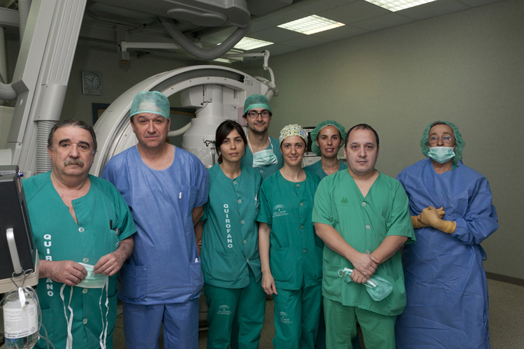 Los doctores Peiró y Muñoz, junto al equipo de Radiología Vascular Intervencionista del Hospital Virgen del Rocío