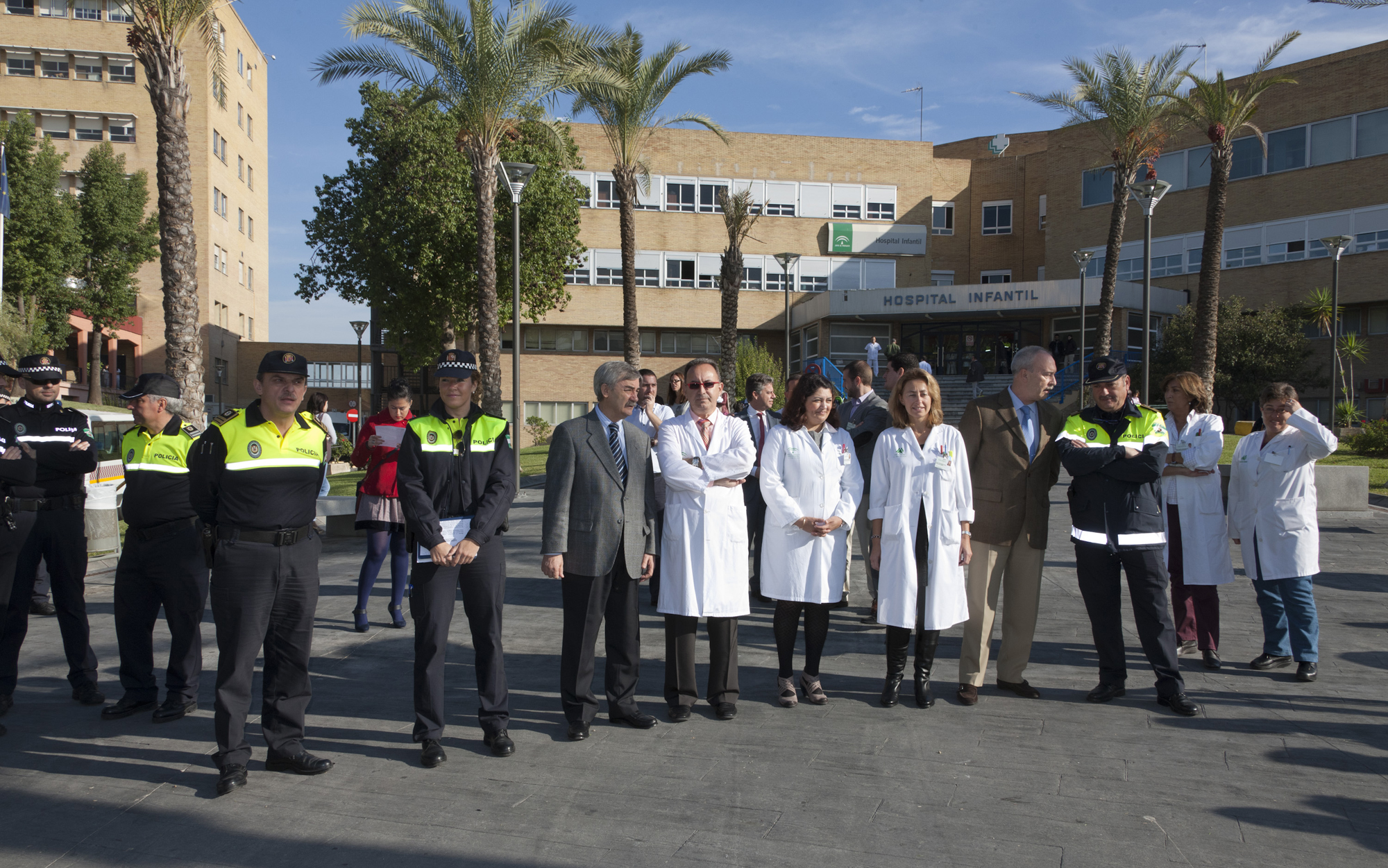 Responsables sanitarios y de la Policía Local, durante la inauguración del curso de Seguridad Vial en el Hospital Infantil Virgen del Rocío