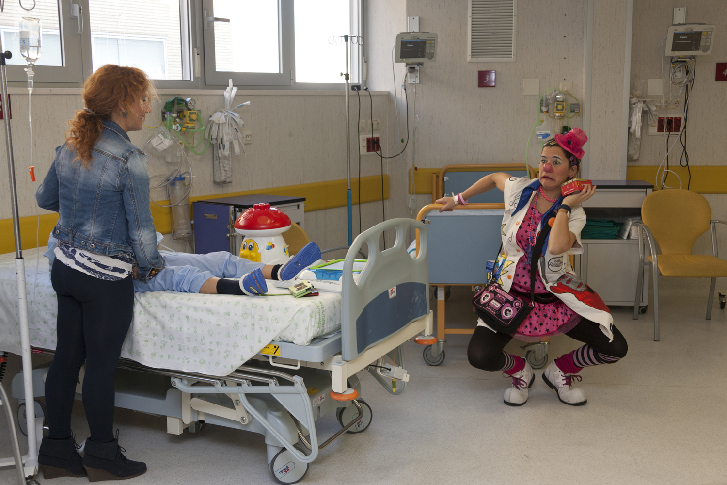 En el área de reanimación postanestésica del Hospital Infantil, la Dra. Cariburí hace reír a un pequeño intervenido