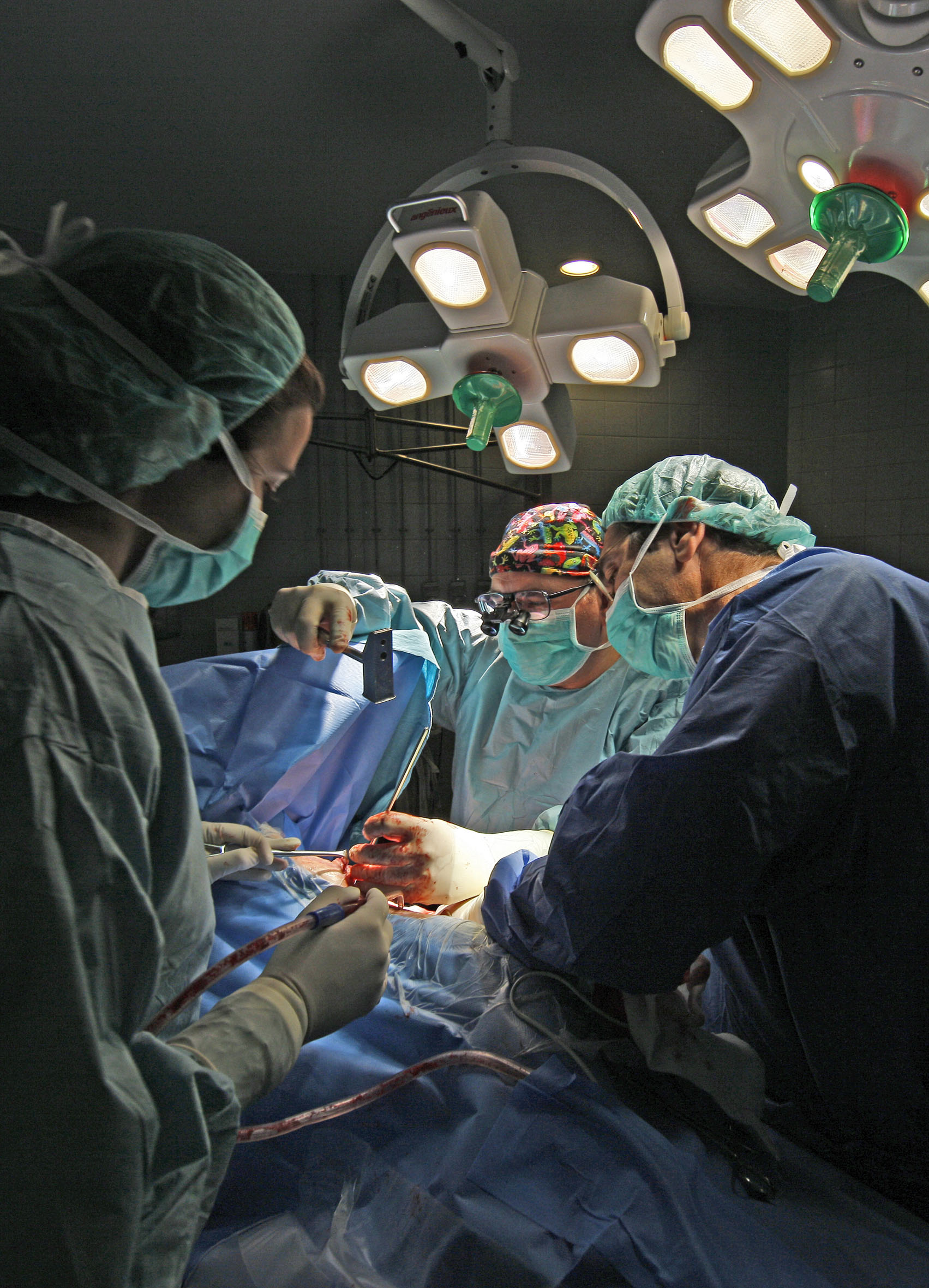 El equipo de Cirugía Ortopédica y Traumatología Infantil, durante una intervención de escoliosis