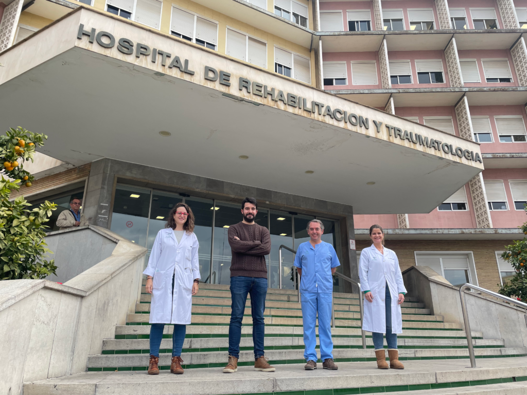 Imagen de los profesionales de la Unidad de Rehabilitación y Medicina Física en la entrada del Hospital de Rehabilitación y Traumatología