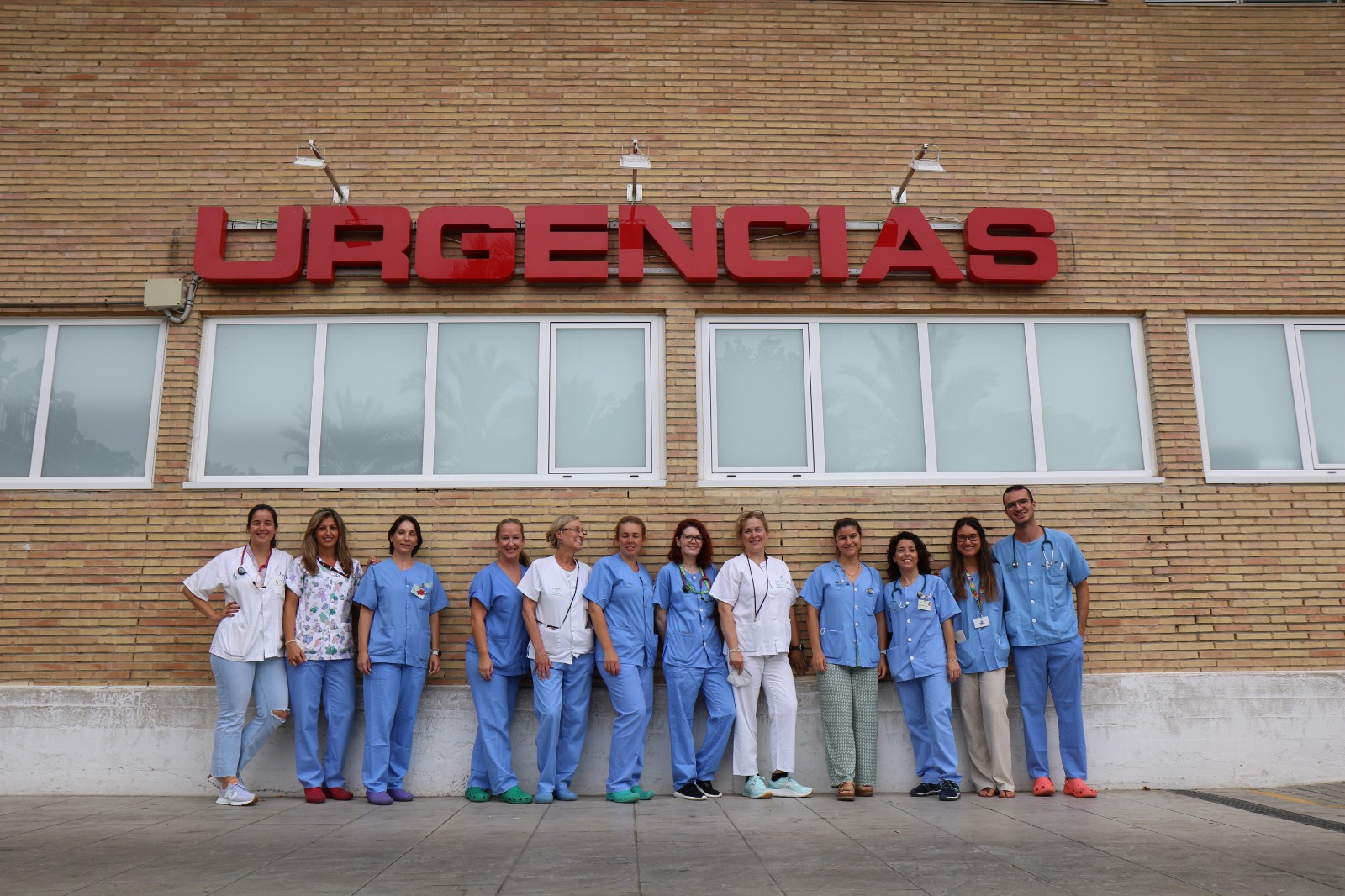 profesionales de urgencias pediiátricas en la entrada del hospital